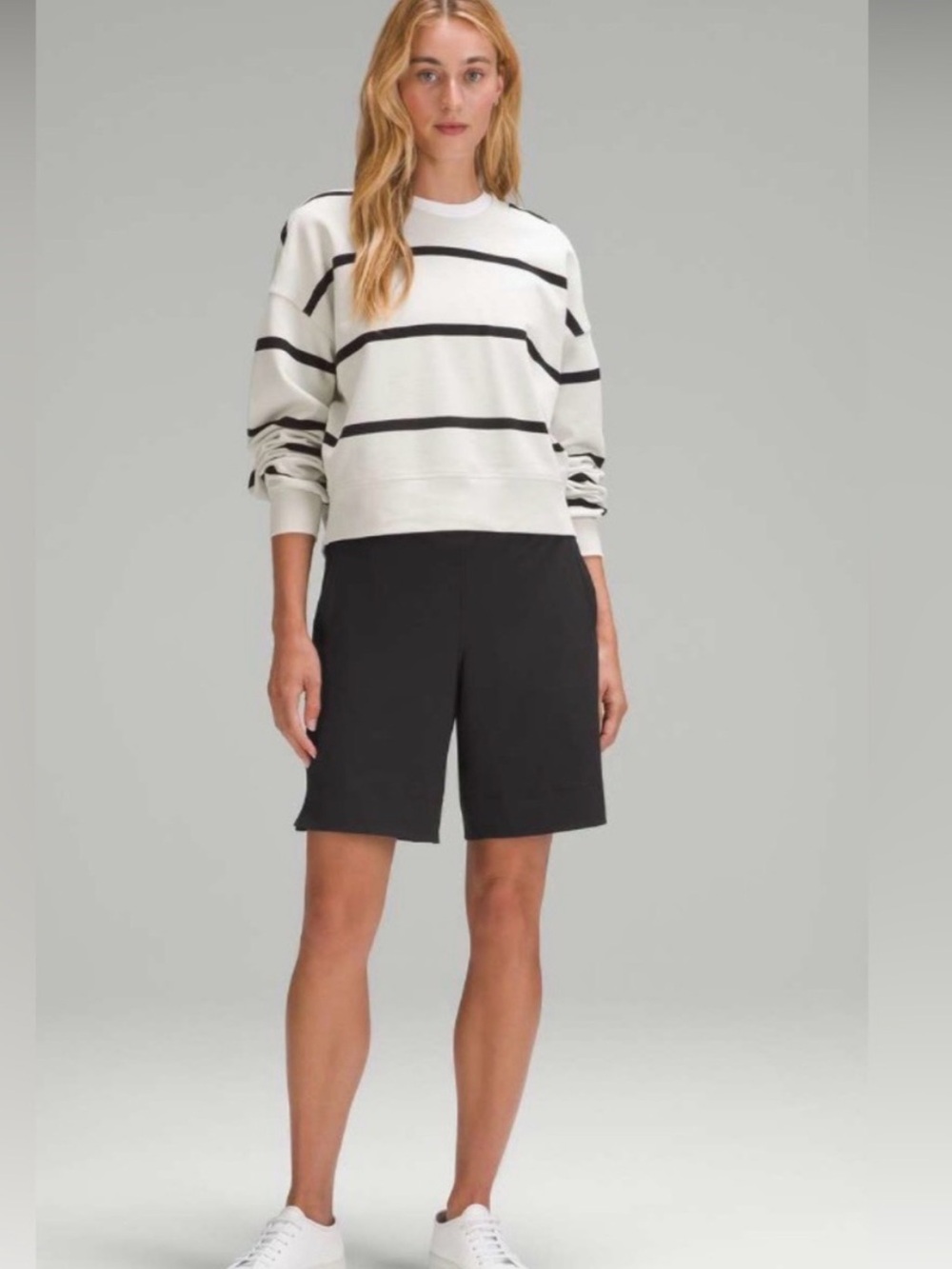 NWT- Rare Lululemon Stretch Woven Mid-Rise Bermuda Short 9"
Black